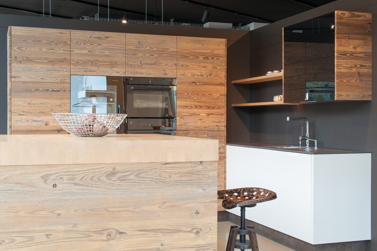 Video: Altholz-Hightech-Küche - Späti Innenausbau