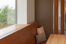 Der nahtlose Übergang von Sitzbank zu Fensterrahmen ergibt eine rahmenlose Optik beim Fenster