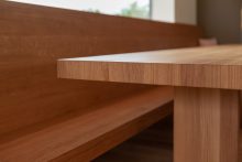 Das Tischblatt des massgefertigten Tisches ist auf Gehrung gefertigt